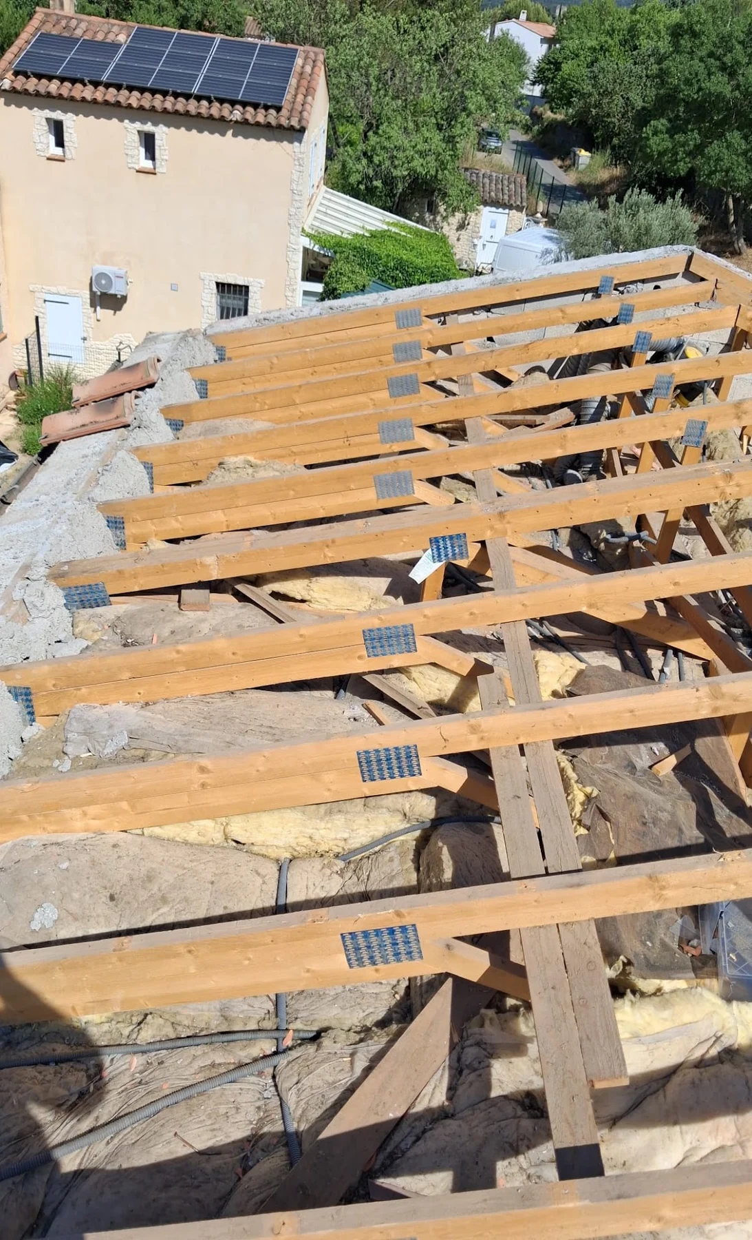 Charpente dégagée, avant la pose de l’écran de sous-toiture